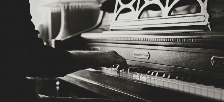 Person playing the piano 