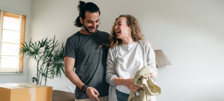 Couple getting ready for a move after reading a guide to international relocation